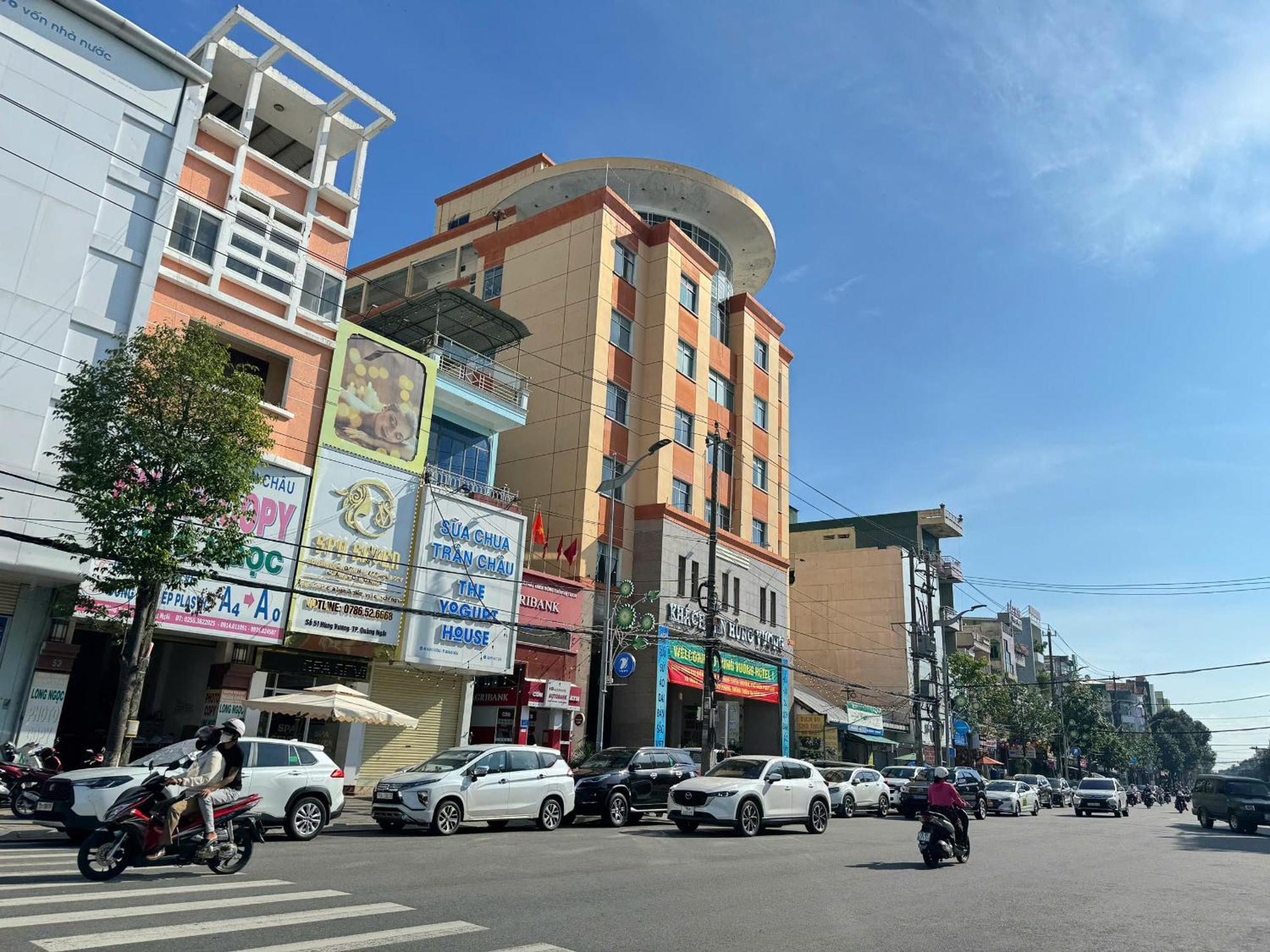Отель Khach San Hung Vuong Куангнгай Экстерьер фото