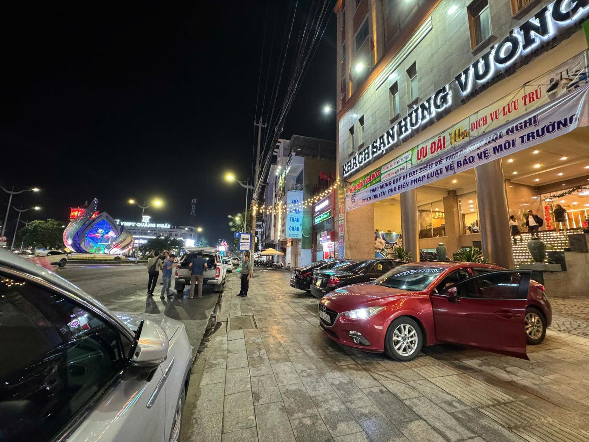 Отель Khach San Hung Vuong Куангнгай Экстерьер фото